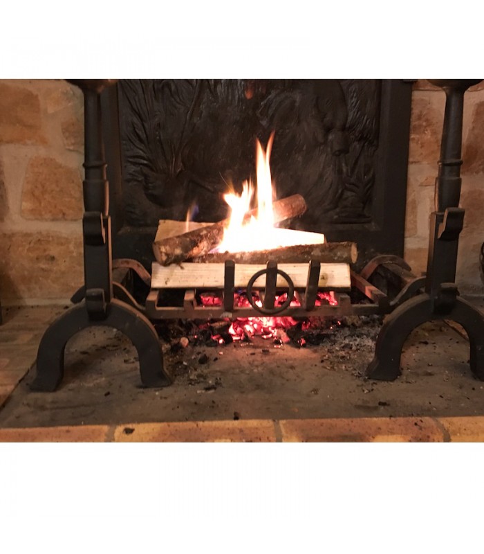 Accessoires de cheminée : pare-feu, chenets, panier à bûches